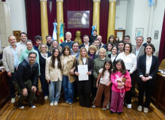 Reconocimiento a la piloto azuleña Magdalena Cos