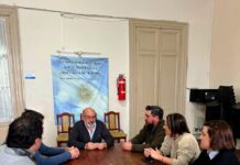 El Prof. Jorge Meza donó un libro de su autoría para la biblioteca del Concejo Deliberante
