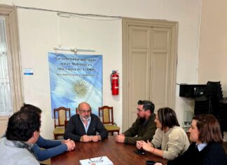 El Prof. Jorge Meza donó un libro de su autoría para la biblioteca del Concejo Deliberante